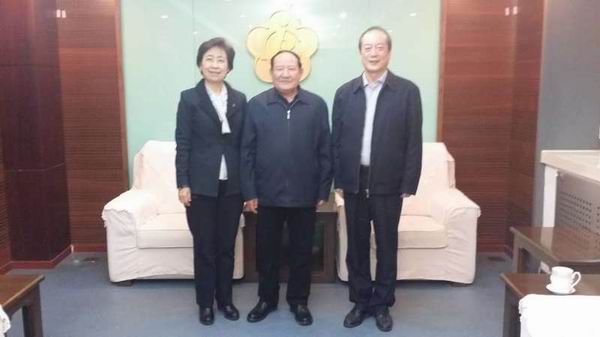 自治区残联党组书记理事长周俊林与中国残联合影.jpg