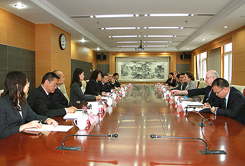 图为中国残联主席、康复国际主席张海迪会见联合国儿童基金会执行主任亨丽埃塔·福尔 图为中国残联主席、康复国际主席张海迪会见联合国儿童基金会执行主任亨丽埃塔·福尔