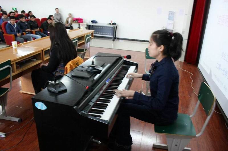 调整大小 自强明星演讲团成员白娜现场弹奏钢琴曲.jpg