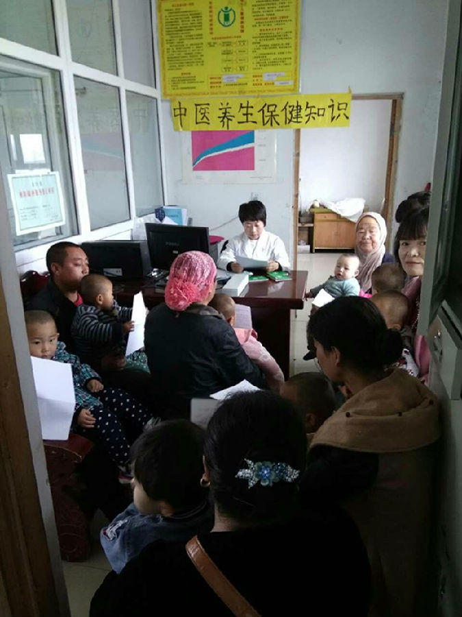 方天其在为村民普及预防脊髓灰质炎知识_副本.jpg