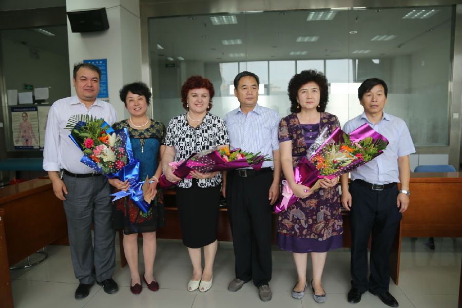 自治区残联副巡视员谷宗世、学校校长王明富、书记艾尼瓦尔•吾斯曼与全国特教园丁奖获得者代表教师合影