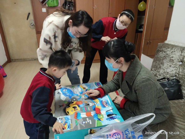 中心朱禾主任和孤独症儿童互动.jpg