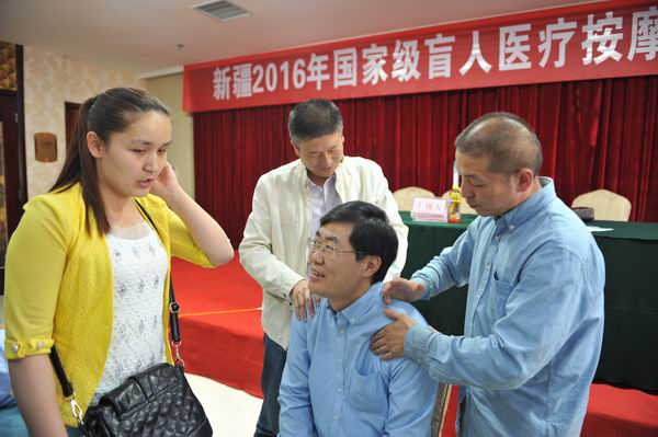学员们在与王锡友教授交流学习.jpg