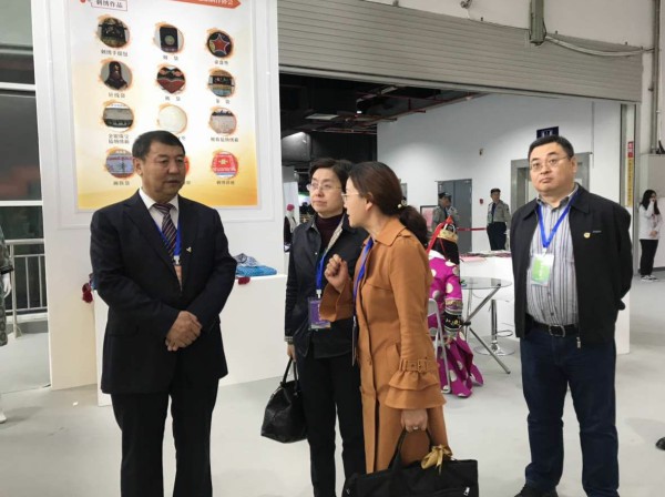 3自治区副主席哈德尔别克.哈木扎了解新疆展区参展情况.jpg
