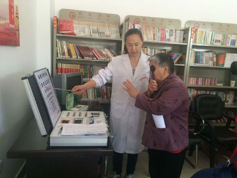图为为视障者进行视力检查