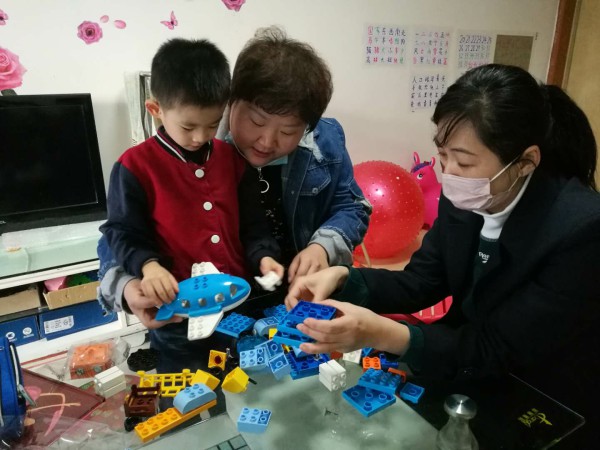 中心康复教师与孤独症儿童互动.jpg