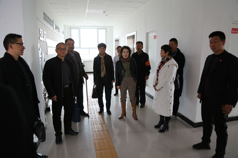 热理陪同调研组参观学校实训楼.JPG