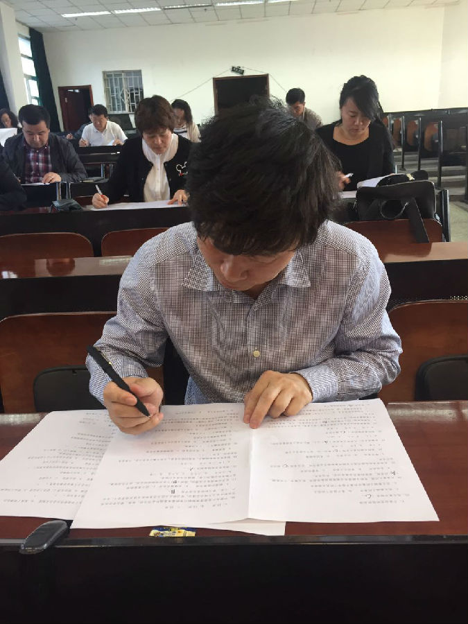 2016年5月28日新疆残疾人职业中专学校党总支副书记、校长王明富同志参加考试
