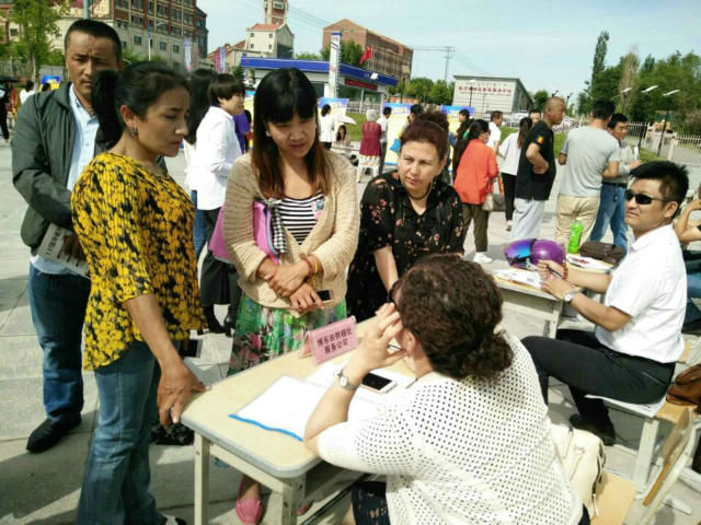 博乐市残联举办2017年全国助残日残疾人就业专场招聘会2.jpg