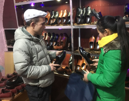 图为了解皮鞋厂的用工需求