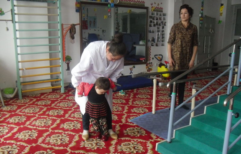古丽娜·套胡达哈孜为脑瘫儿童做康复训练2_副本_副本.jpg