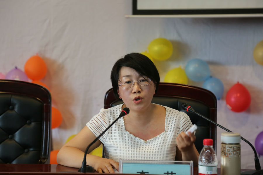 自治区党校民族宗教理论教研部副教授李芳博士授课
