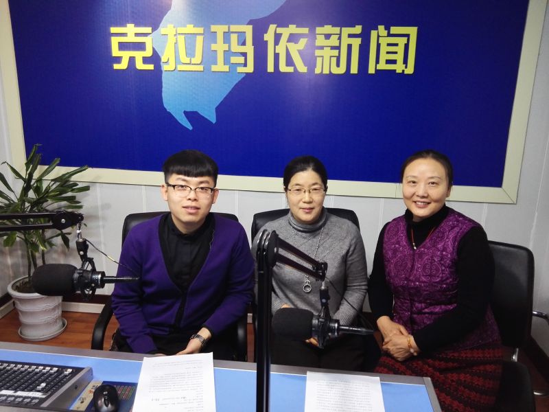 图为残疾人书画家刘亚莉、学员魏洁走进《残疾人之声》直播间