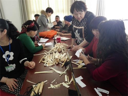 焉耆县贫困残疾人正在学习芦苇画制作.jpg