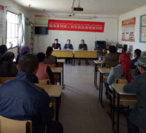 邀请县职业中学的老师为残疾人授课 (1).jpg