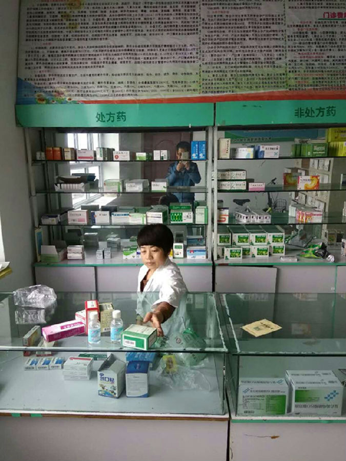 方天其在为患者拿药_副本.jpg