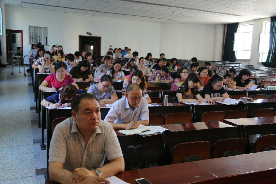 各位教职工在认真听讲并书写学习笔记