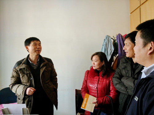 图为在温宿县扶贫办调研