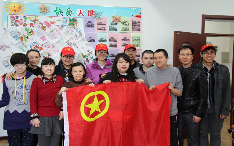 志愿者与阳光家园孩子们一起合影留念.jpg