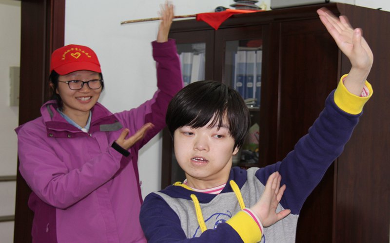 青年志愿者与阳光家园孩子一起互动---跳舞.jpg