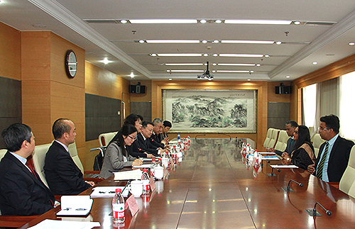 图为中国残联主席张海迪会见孟加拉国舒超纳基金会主席、世界卫生组织东南亚地区孤独症亲善大使塞伊玛·侯赛因女士 图为中国残联主席张海迪会见孟加拉国舒超纳基金会主席、世界卫生组织东南亚地区孤独症亲善大使塞伊玛·侯赛因女士