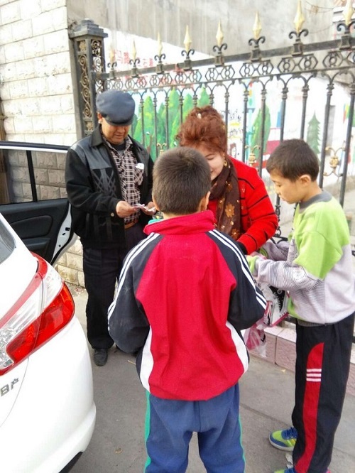 伊明江为四小学生捐赠书包等学习用品.jpg