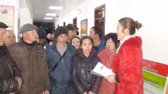 图为残联工作人员宣讲现场