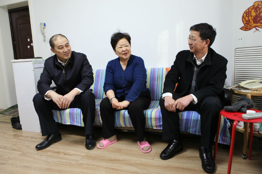 2.慰问马达家.jpg