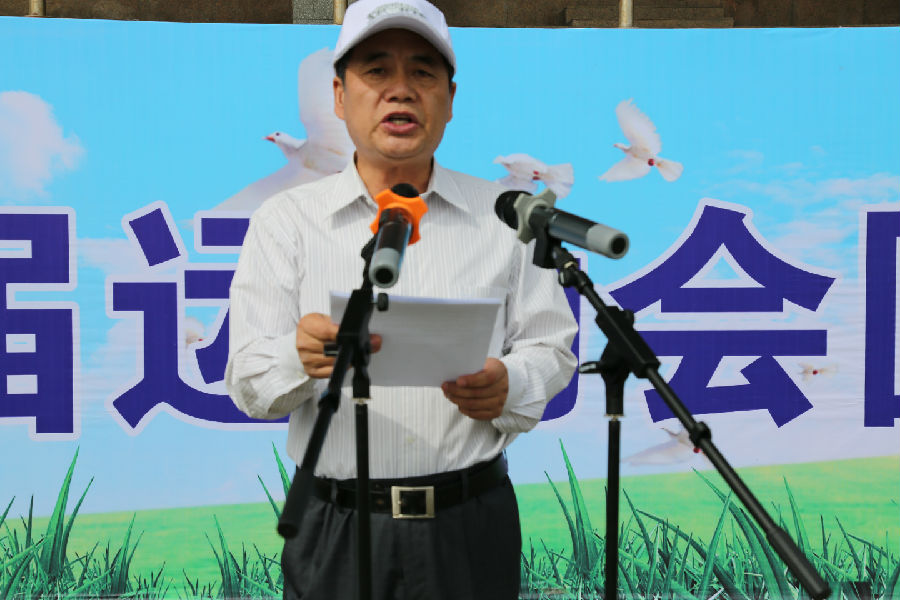 图为自治区残联副巡视员谷宗世同志在运动会开幕式上讲话