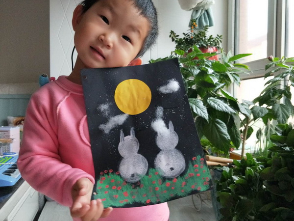 中心听障宝宝和妈妈一起做贺卡祝大家中秋节快乐.jpg