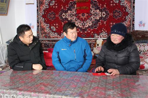 任金铭询问一名重度精神病患者的治疗情况