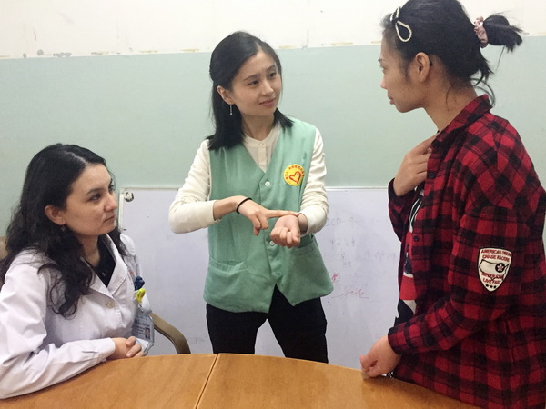 志愿者、医生与聋人进行就诊模拟.jpg