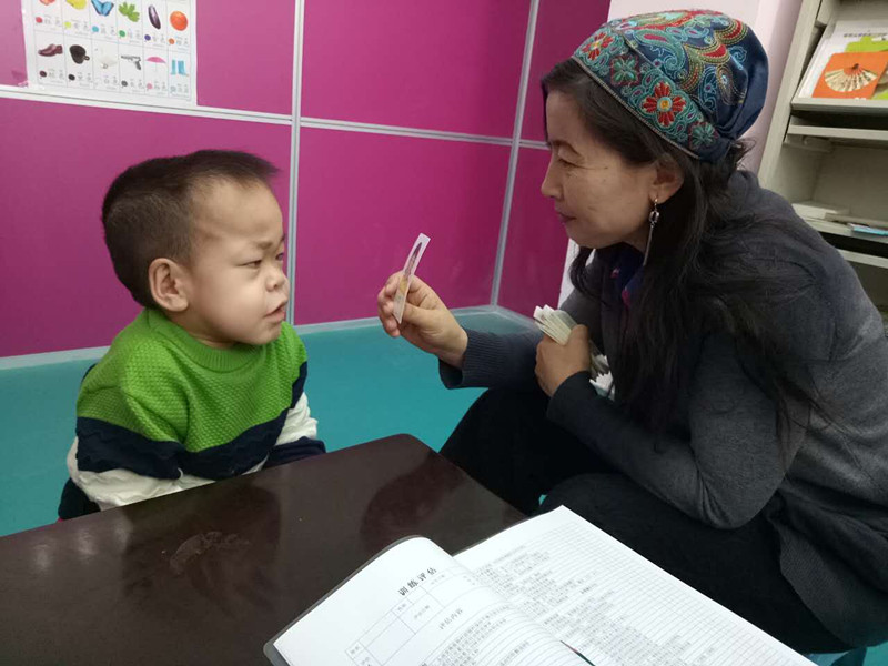努尔兰汗在为脑瘫儿童进行认知训练_副本.jpg