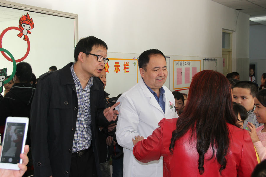 在阿图什市实验小学检查学生耳部健康.JPG