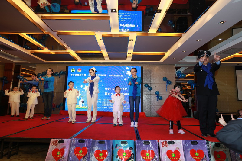 自治区残联康复中心教师、孤独症儿童以及志愿者代表演绎舞蹈《最好的未来》.JPG