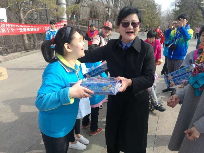 自治区精协副主席文朝霞为自毙正儿童赠送文具礼包.jpg
