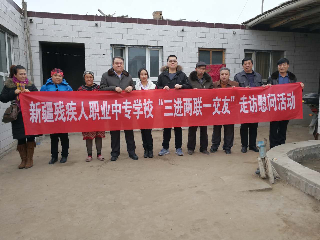 学校党总支书记、副校长艾尼瓦尔·吾斯曼带领第一走访慰问组成员深入阿克苏地区阿克苏地区温宿县古勒阿瓦提乡买里艾日村走访慰问学生家庭