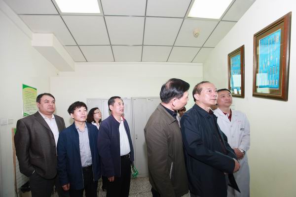 1自治区残联领导与学校领导共同参观实训基地.jpg