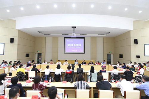 图为座谈会现场 图为座谈会现场