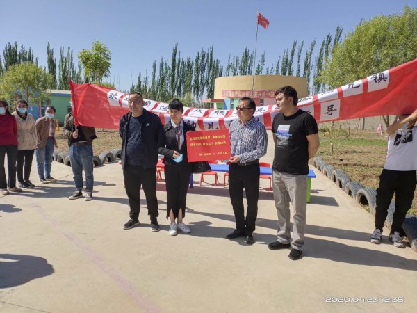 中心向拉依旦村幼儿园捐赠物资.jpg