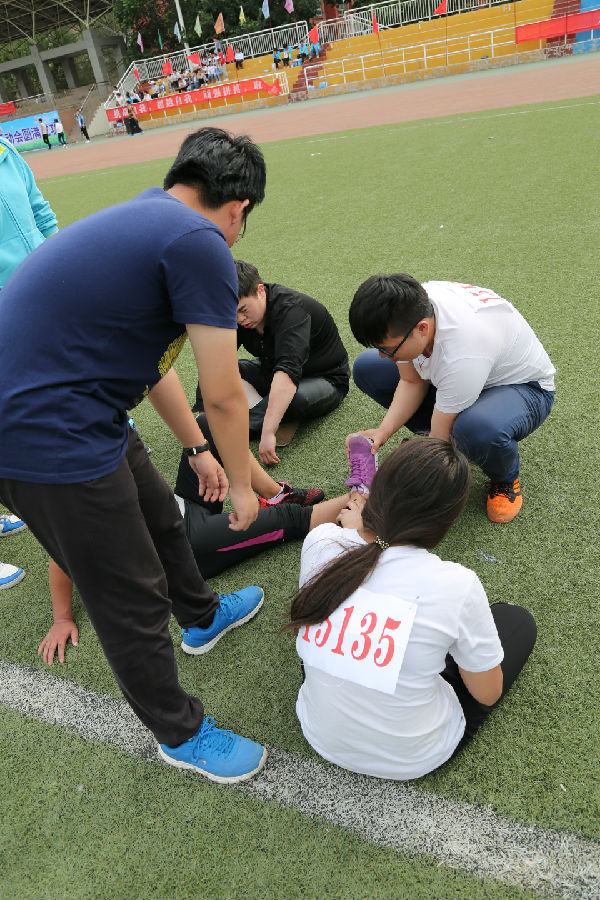 图为同学在比赛中受伤互相帮助