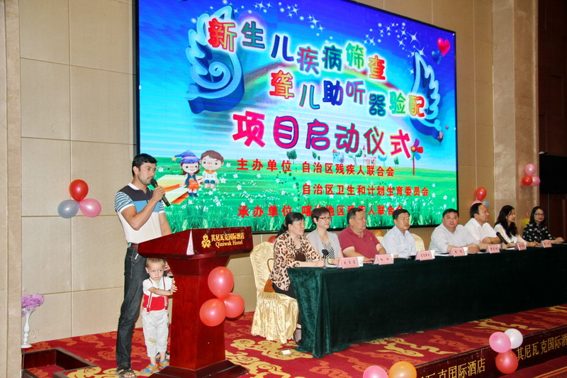 图为受资助的聋儿家长发言.jpg