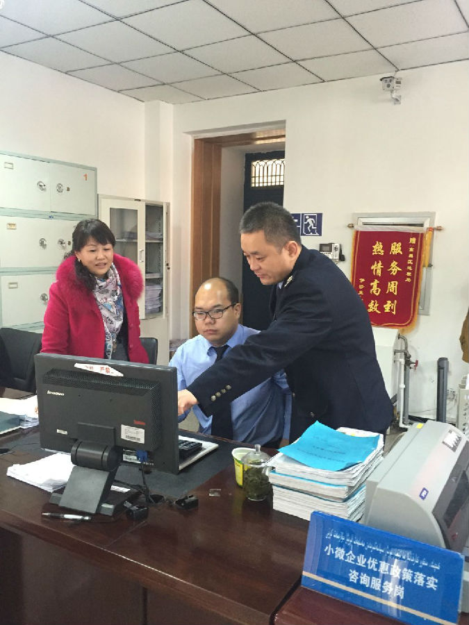 图为现场沟通解决出现的问题