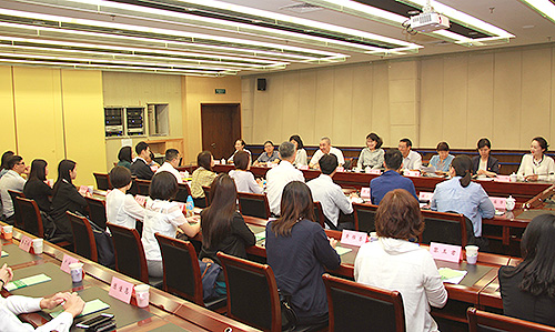 图为座谈会现场 图为座谈会现场