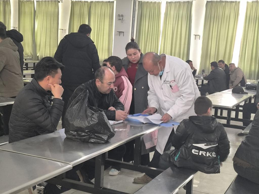 图为教育局内为25名残疾儿童评定现场 图为教育局内为25名残疾儿童评定现场