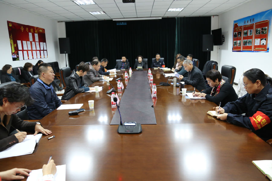 调研组与学校领导班子及部分教师代表座谈.JPG