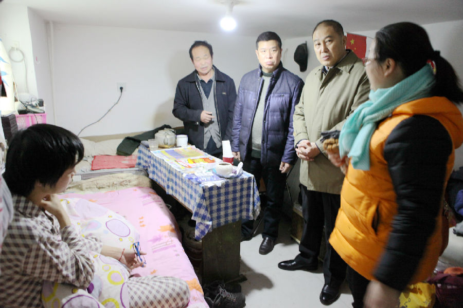 图为慰问残疾人