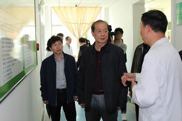 1自治区中医院的领导在向自治区残联周书记、学校王校长介绍实训基地情况1.jpg