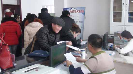 图为残疾人填写就业意愿现场