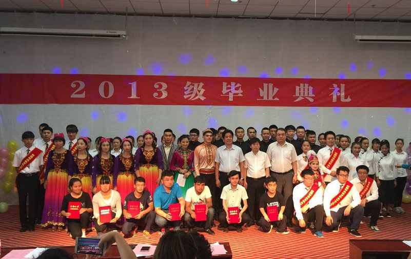 典礼后同学们和学校领导合影